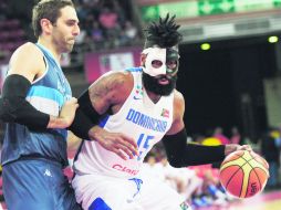 Yack Martínez, de República Dominicana, enfrenta al argentino Juan Gutiérrez, en la victoria caribeña en Caracas. AP /