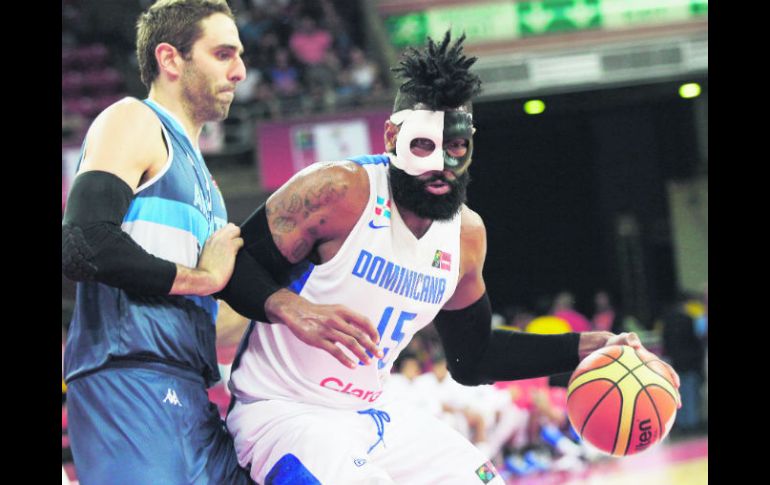 Yack Martínez, de República Dominicana, enfrenta al argentino Juan Gutiérrez, en la victoria caribeña en Caracas. AP /