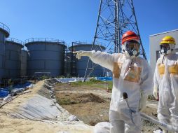 Técnicos trabajan en solucionar las nuevas fugas que se descubrieron en Fukushima. AFP /