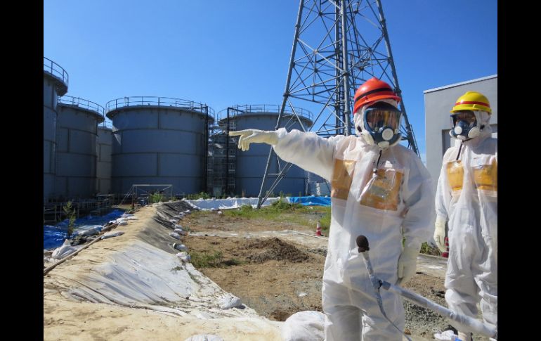 Técnicos trabajan en solucionar las nuevas fugas que se descubrieron en Fukushima. AFP /