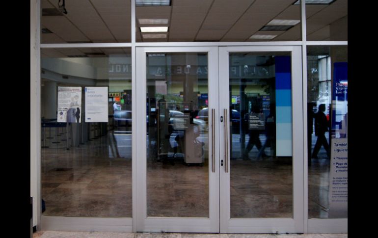 Dos hombres armados llegaron a la sucursal bancaria y amagaron al personal para obtener el dinero. ARCHIVO /