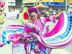 Los grupos de ballet folclórico pusieron el toque colorido en el desfile, donde sones y jarabes fueron la delicia de los presentes. EL INFORMADOR /