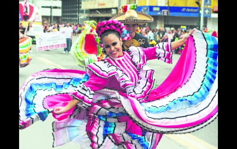 Los grupos de ballet folclórico pusieron el toque colorido en el desfile, donde sones y jarabes fueron la delicia de los presentes. EL INFORMADOR /