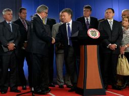 El mandatario Juan Manuel Santos estrecha la mano del presidente de la Sociedad de Agricultores de Colombia (SAC), Rafael Mejía. AFP /