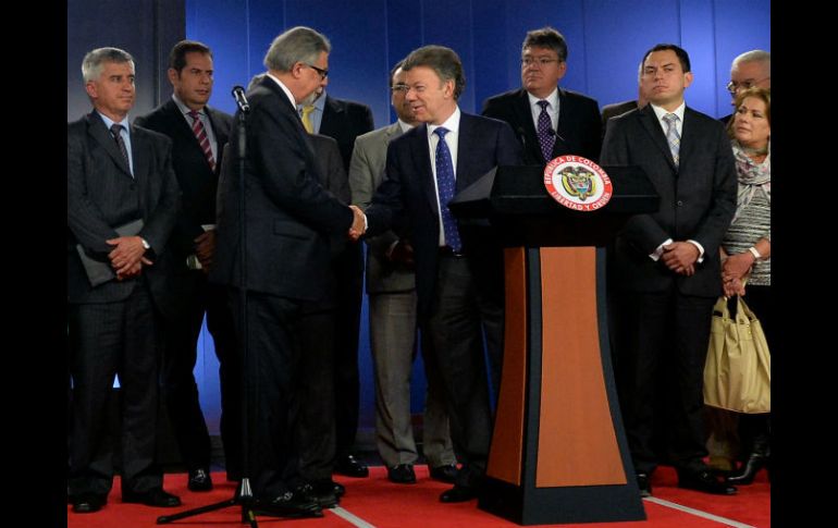 El mandatario Juan Manuel Santos estrecha la mano del presidente de la Sociedad de Agricultores de Colombia (SAC), Rafael Mejía. AFP /