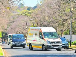 La ambulancia que transportó a Nelson Mandela llega al barrio de Houghton, donde vive el ícono mundial de la reconciliación. AFP /