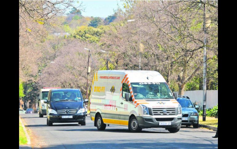 La ambulancia que transportó a Nelson Mandela llega al barrio de Houghton, donde vive el ícono mundial de la reconciliación. AFP /