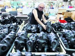 Un empleado de la fábrica de máscaras de antigás más grande de Israel, en Kiryat Gat, acomoda los artefactos. EFE /