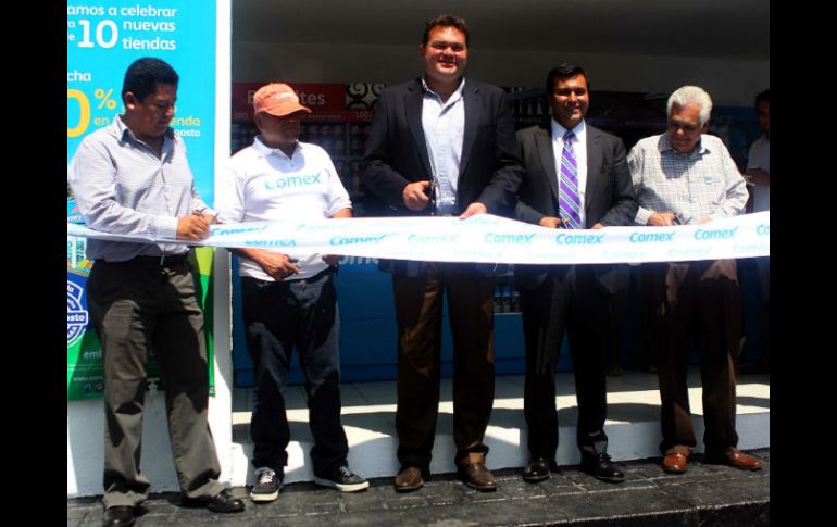 En la inauguración de la tienda participaron pintores y autoridades de la empresa y de la ciudad. EL INFORMADOR /