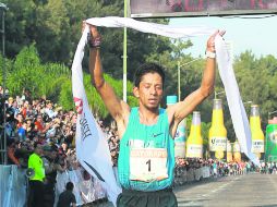 Juan Carlos Romero cruza la meta en primer lugar, con un tiempo de 1:04’45. EL INFORMADOR /