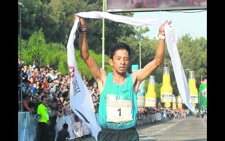 Juan Carlos Romero cruza la meta en primer lugar, con un tiempo de 1:04’45. EL INFORMADOR /