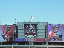 Imágenes de Peyton Manning y Joe Flacco cuelgan en las afueras de la casa de los Broncos. AP /