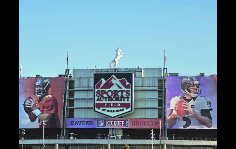 Imágenes de Peyton Manning y Joe Flacco cuelgan en las afueras de la casa de los Broncos. AP /