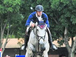 Alejandro Vizcaíno se lució en el Guadalajara Jockey Club, al vencer en la prueba estelar del domingo. EL INFORMADOR /