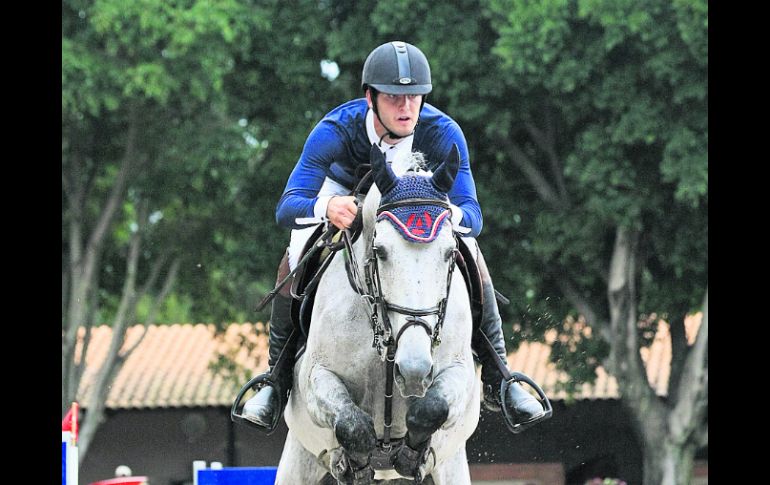 Alejandro Vizcaíno se lució en el Guadalajara Jockey Club, al vencer en la prueba estelar del domingo. EL INFORMADOR /