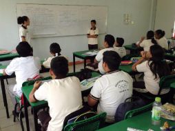 Durante el paro, maestros suplentes y padres impartieron clases en diversas escuelas de Tabasco. ARCHIVO /