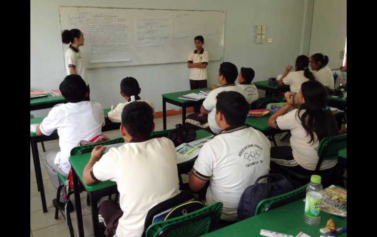 Durante el paro, maestros suplentes y padres impartieron clases en diversas escuelas de Tabasco. ARCHIVO /