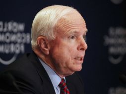 Barack Obama, busca que el republicano John McCain (foto) ayude a promover su iniciativa para intervenir militarmente en Siria. ARCHIVO /