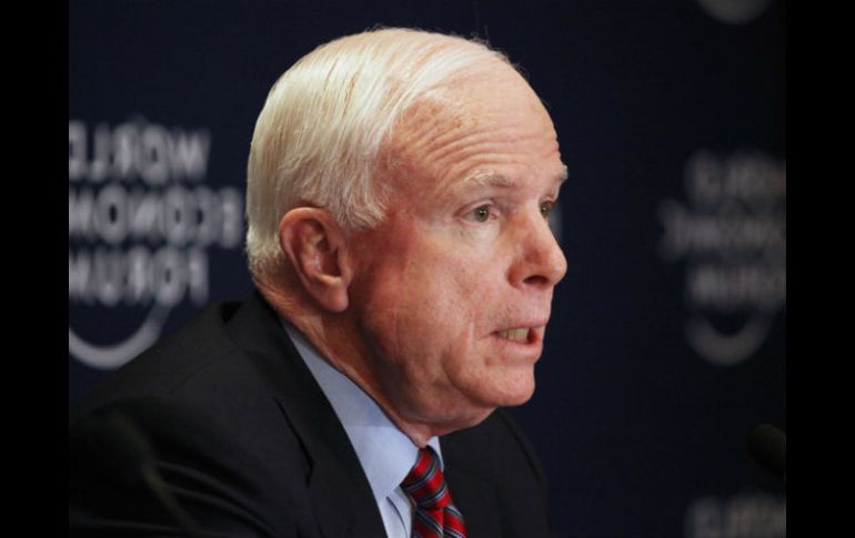 Barack Obama, busca que el republicano John McCain (foto) ayude a promover su iniciativa para intervenir militarmente en Siria. ARCHIVO /