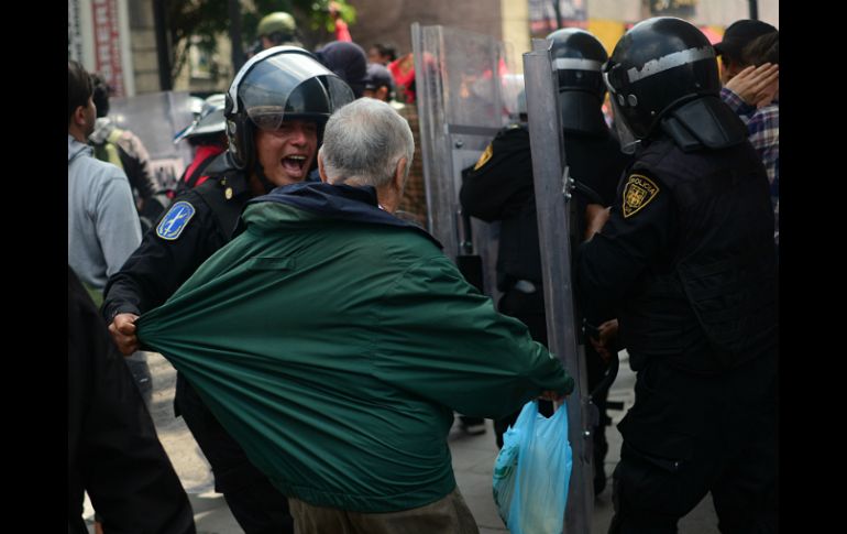 Los cargos que se les adjudican incluyen posesión de armas blancas u objetos aptos para agredir. AFP /