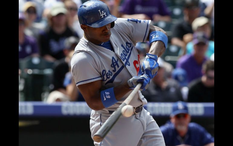 Yasiel Puig se vio obligado a abandonar el juego luego de sufrir un tirón en la rodilla derecha. AFP /