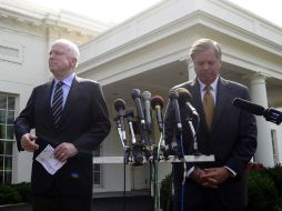 John McCain (i) y Lindsey Graham (d) durante una rueda de prensa tras reunirse en privado con Barack Obama. AFP /