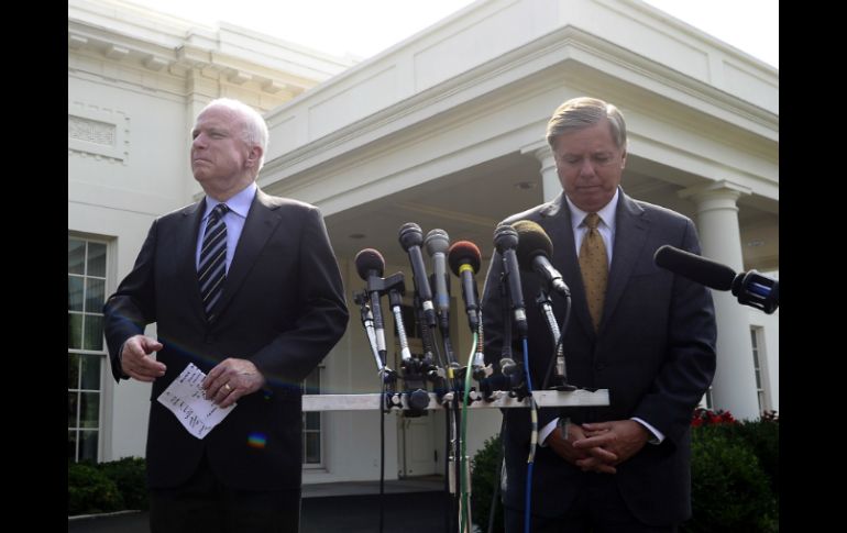 John McCain (i) y Lindsey Graham (d) durante una rueda de prensa tras reunirse en privado con Barack Obama. AFP /