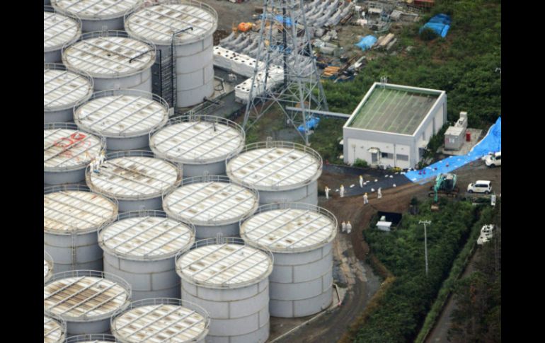 La central japonesa presenta cantidades masivas de agua llena de cesio, estroncio, tritio y otras sustancias radiactivas. AP /