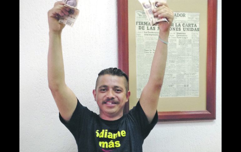 ¡ODIAME MÁS!. Paco Molina llegó por su premio vistiendo una camiseta del América campeón del torneo anterior. EL INFORMADOR /