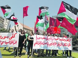 Activistas libaneses, sirios y palestinos protestan con sus banderas nacionales y pancartas contra la intervención militar en Siria. EFE /