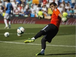 Iker tiene la confianza de sus compañeros en la selección, no así del técnico en su club. EFE /