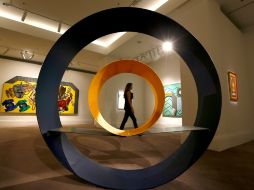 Una empleada de Sotheby's pasa enmarcándose en la obra de David Annesley ''Untitled (Circle)''. AP /