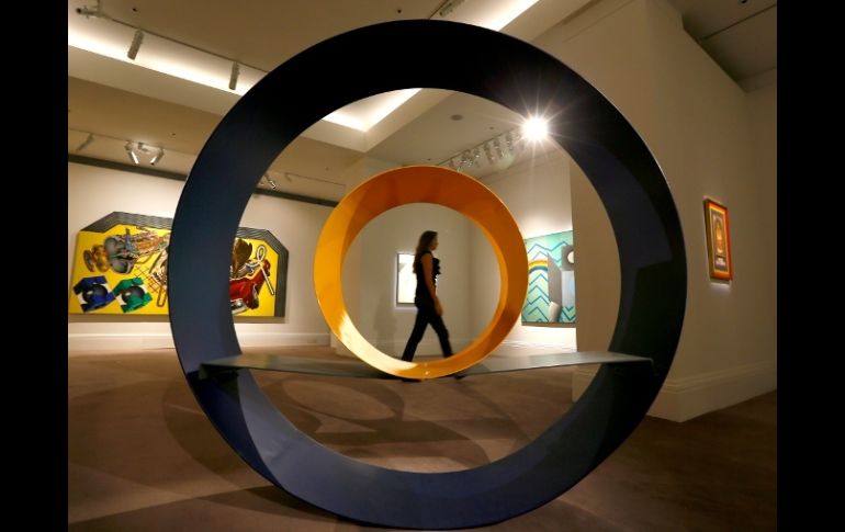 Una empleada de Sotheby's pasa enmarcándose en la obra de David Annesley ''Untitled (Circle)''. AP /