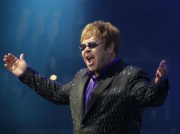 Elton John dijo al recibir el premio que no se le venía a la mente alguien que lo mereciera más que él. ARCHIVO /