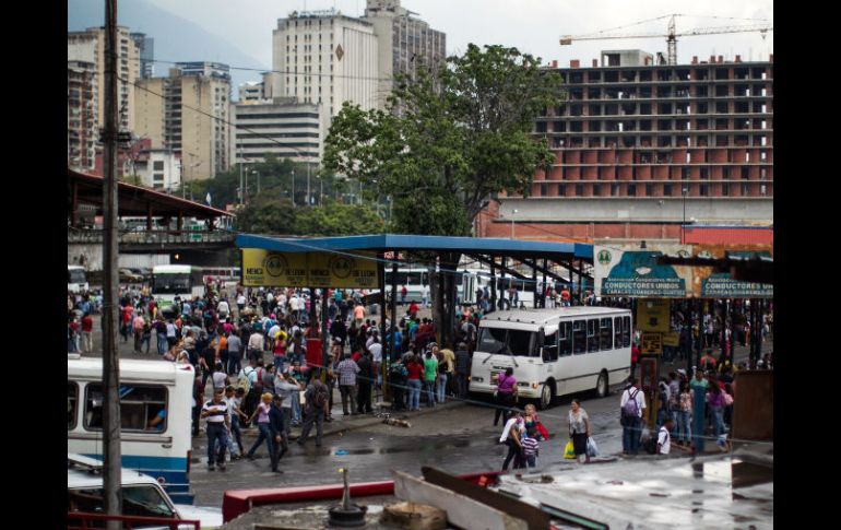 Miles de personas salieron a las calles para intentar llegar a sus casas. EFE /