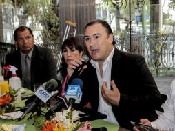 Manuel Herrera (d), de Guadalajara 2020, señala que la Vía RecreActiva ha demostrado el gusto de los tapatíos por uso de la bicicleta.  /