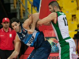 La actuación de Luis Scola (I) dio la puntilla para que Argentina se impusiera a México en el premundial de basquetbol. EFE /