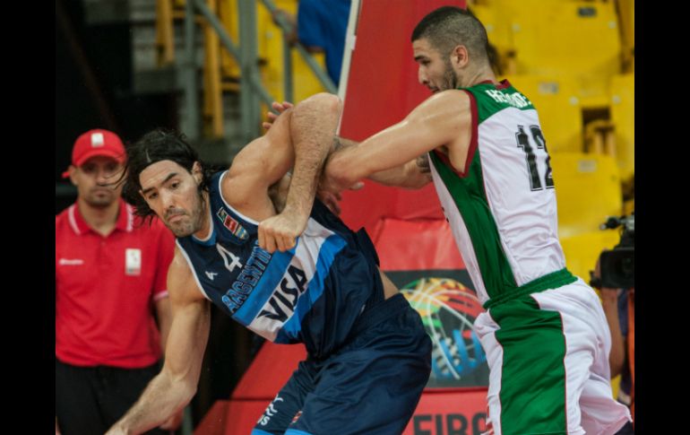 La actuación de Luis Scola (I) dio la puntilla para que Argentina se impusiera a México en el premundial de basquetbol. EFE /