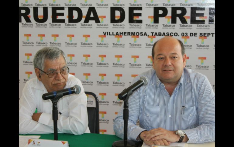 El Secretario de Gobierno, Raúl Ojeda (d) y el de educación Rodolfo Lara (d) en anuncian la firma del acuerdo. NTX /