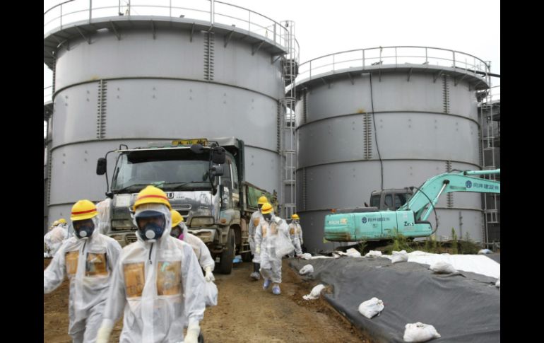 La empresa operadora refuerza las patrullas que refuerzan los tanques para trasladar el agua a otros más sólidos. EFE /