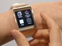 Una persona luce en su muñeca una unidad del primer reloj inteligente del mercado, el ''Galaxy Gear''. EFE /