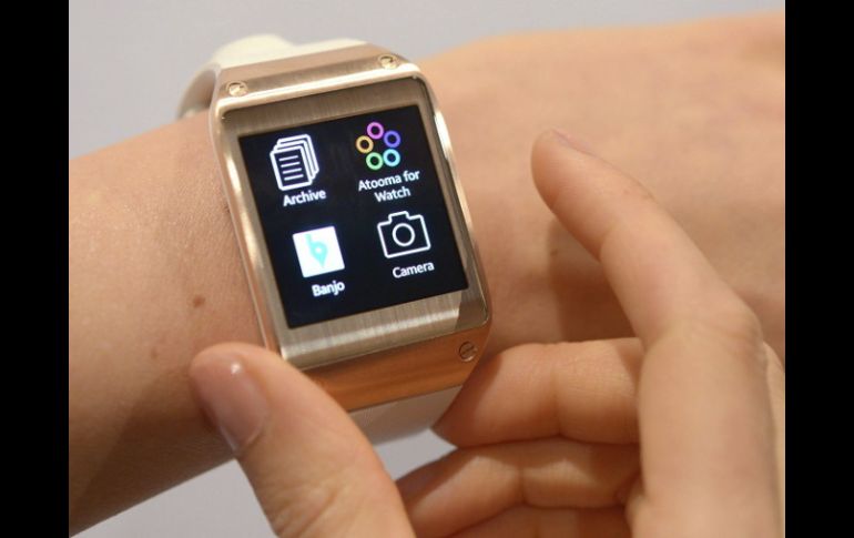 Una persona luce en su muñeca una unidad del primer reloj inteligente del mercado, el ''Galaxy Gear''. EFE /