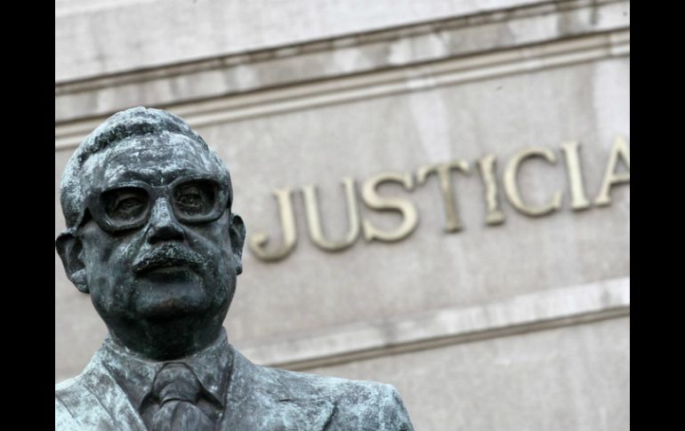 Busto del Presidente Salvador Allende, quien fue derrocado en el golpe, a las afueras del Poder Judicial. ARCHIVO /