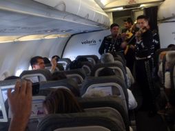 El mariachi Toritos cruzó el pasillo y comenzó a interpretar Guadalajara.  /