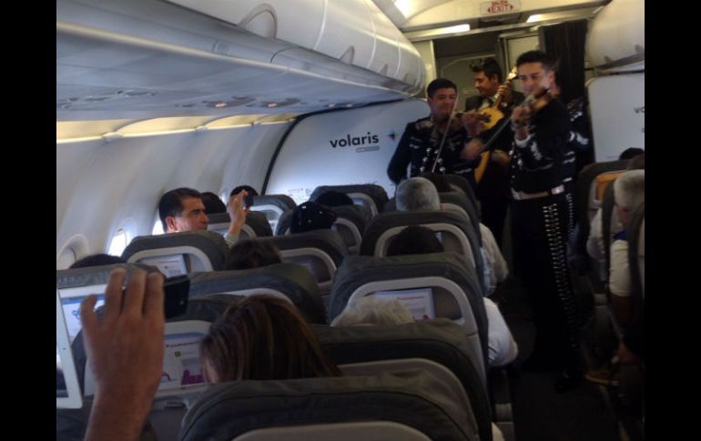 El mariachi Toritos cruzó el pasillo y comenzó a interpretar Guadalajara.  /