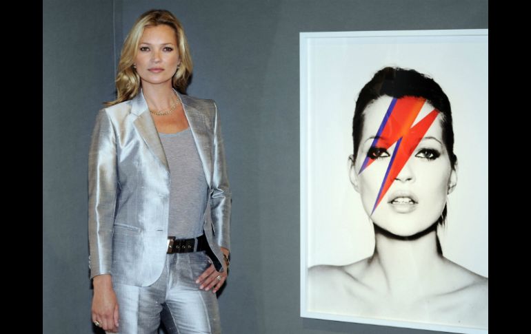 La modelo británica posa junto a una fotografía tomada por Nick Knight titulada Kate, Aladdin Sane. EFE /