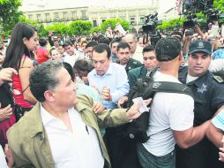 ''Es mejor dar la cara''. El secretario general de Gobierno, Arturo Zamora, pretendió dialogar con los docentes manifestantes. EL INFORMADOR /