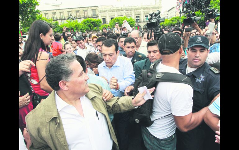 ''Es mejor dar la cara''. El secretario general de Gobierno, Arturo Zamora, pretendió dialogar con los docentes manifestantes. EL INFORMADOR /