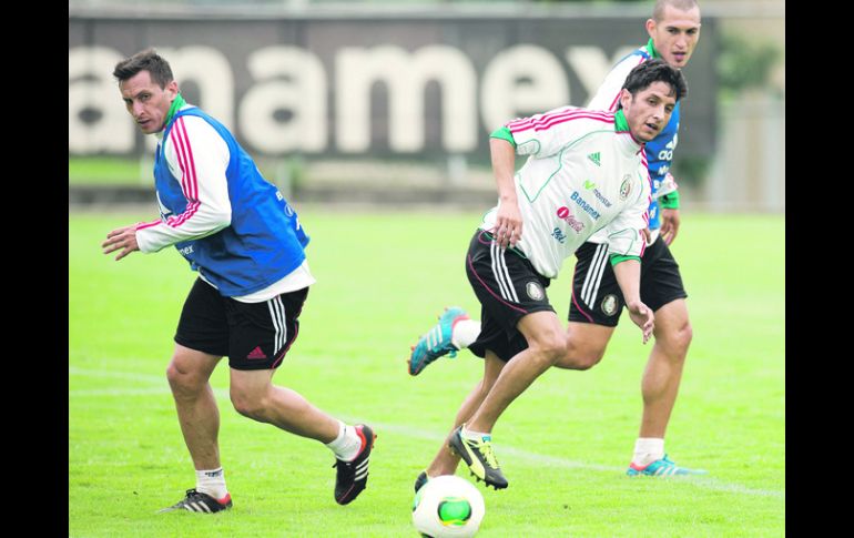 'Chaco' Giménez (izq), Ángel Reyna (centro) y Jorge Torres Nilo (atrás) trabajan en diferentes maneras de abrir a la defensa hondureña. MEXSPORT /