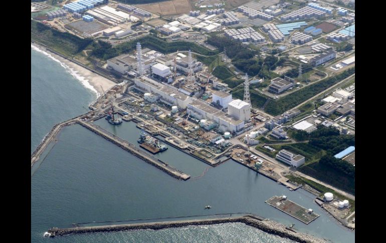 Se considera que 300 toneladas de agua contaminada con radiactividad se filtran cada día al océano Pacífico desde Fukushima. AP /